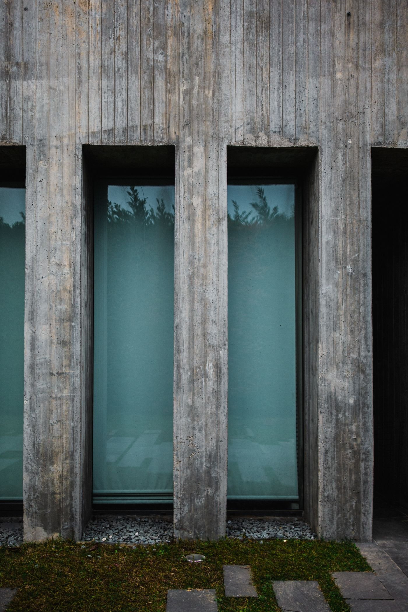 Arquitetura contemporânea com volumes claros e linhas geométricas — imagem de referência